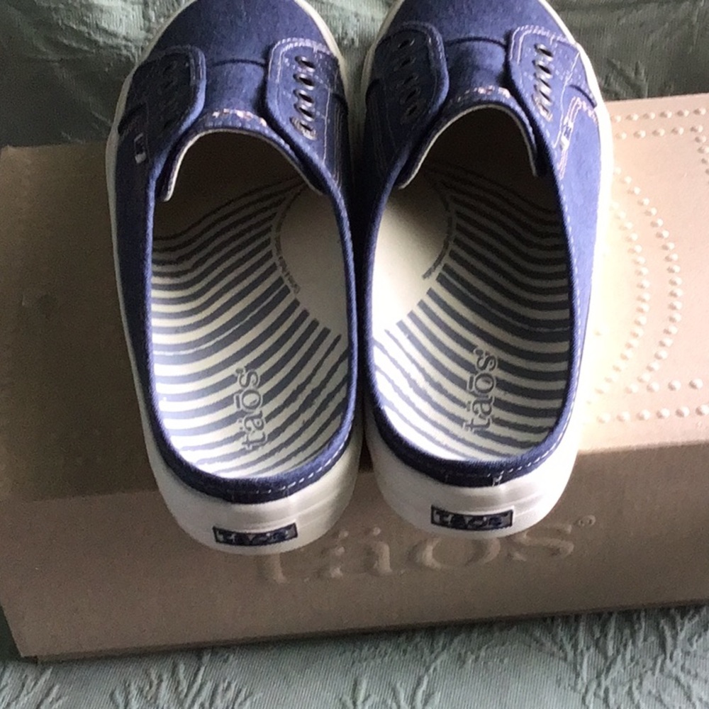 Taos mule canvas shoes.    Size 8 - Picture 2 of 5